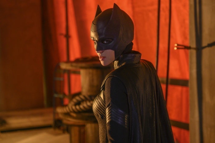 Batwoman | Novas fotos dão uma melhor olhada no traje de Kate e de outros personagens