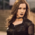Katie Cassidy terá contrato regular em todas as séries da DC na The CW