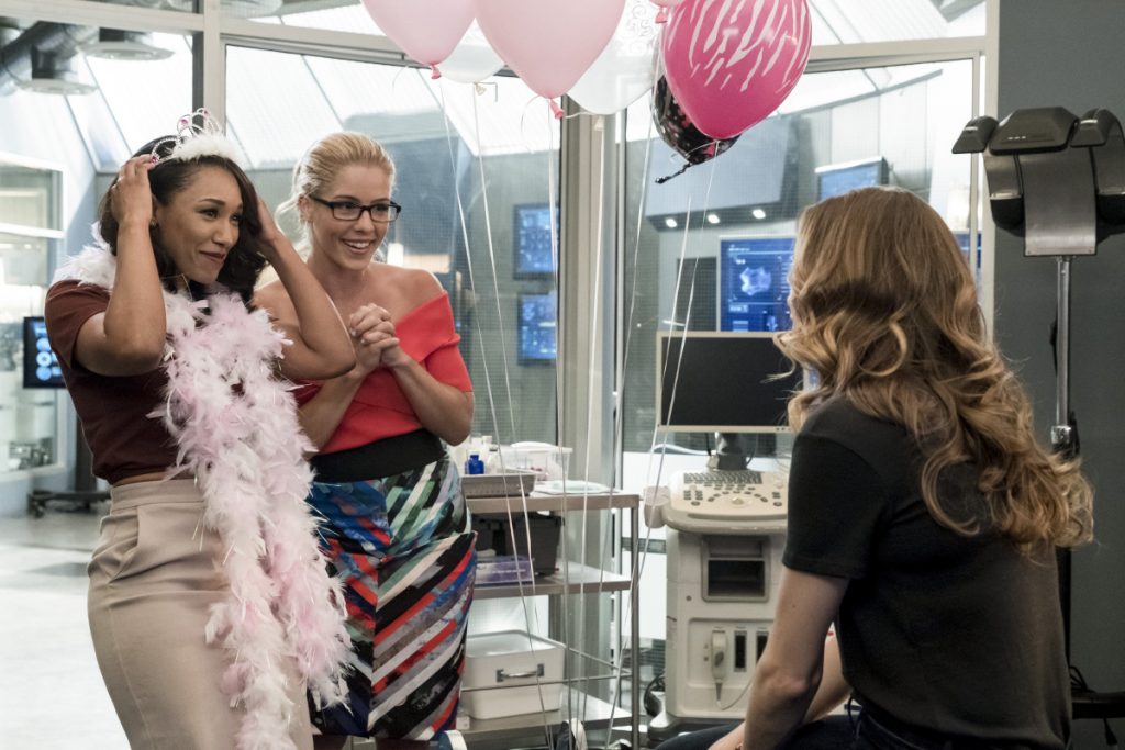 Felicity no episódio de The Flash S04E05 Girls Night Out