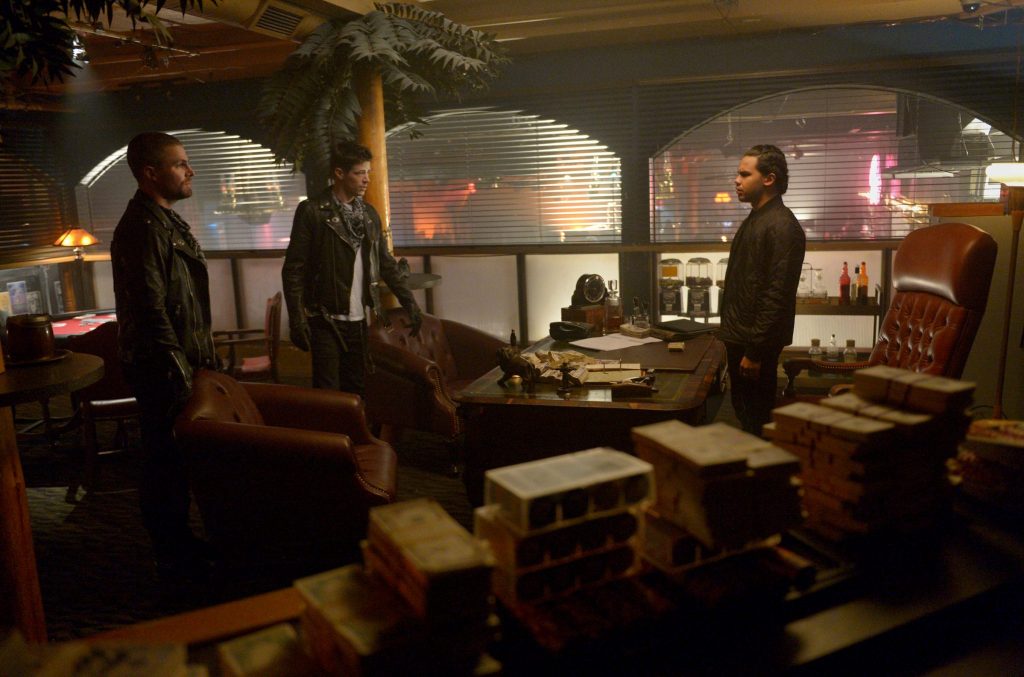 Fotos promocionais da hora de Supergirl no crossover Elsewords