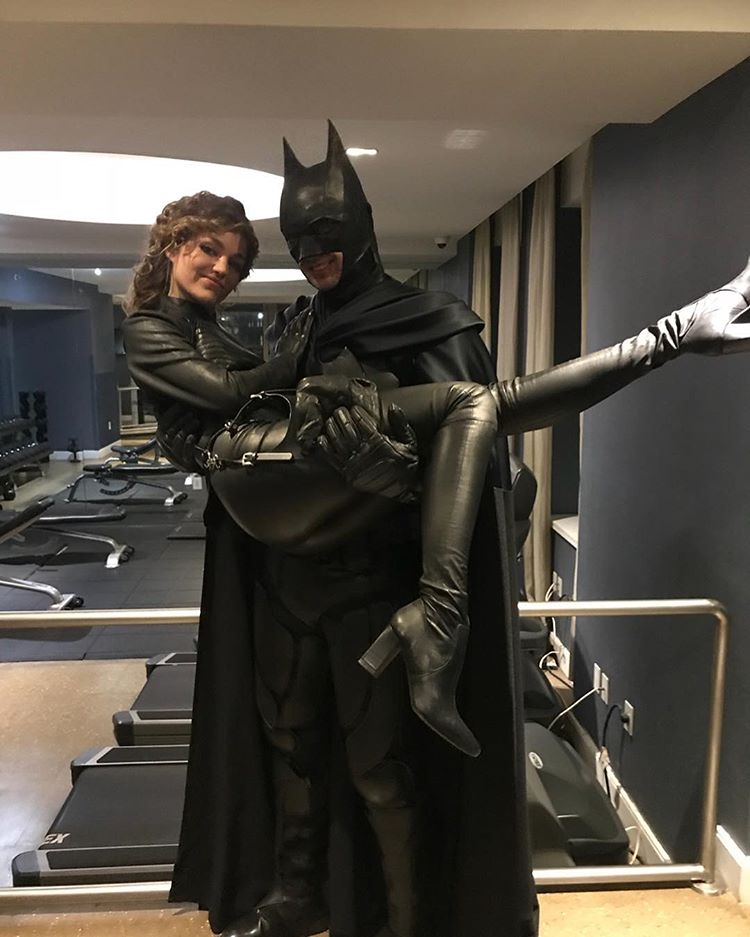 Gotham | Lili Simmons compartilhou imagens dos bastidores e podemos ver melhor o uniforme do Batman